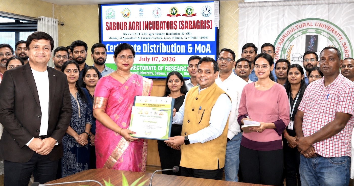Rajeev Singh and Rimi Singh of Sansar Green Mission Pvt. Ltd. receive a certificate during the MoA signing ceremony with Bihar Agricultural University (BAU) Sabour to promote organic farming, bio-input innovation, and farmer training in Jharkhand.