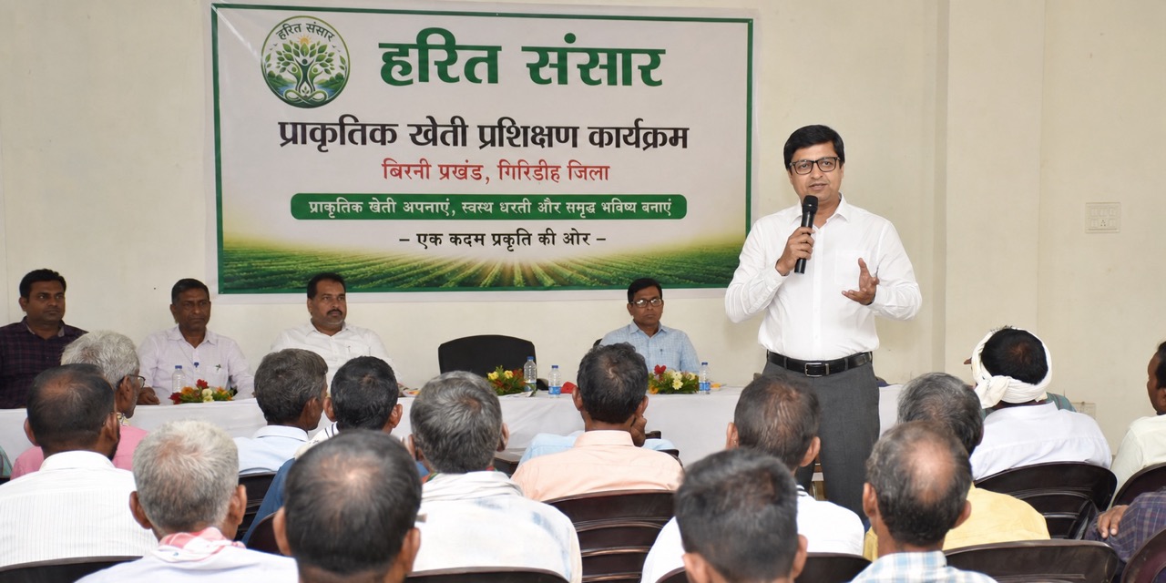 Rajeev Singh, Founder of Sansar Green and leader of the Harit Sansar Movement, addressing hundreds of farmers during a Natural Farming Training Programme in Birni, Giridih, Jharkhand, while promoting sustainable agriculture and distributing 700 mango saplings.
