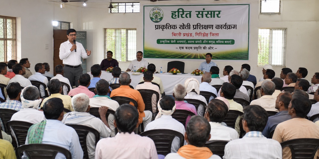 Chief Guest Rajeev Singh addressing and interacting with farmers during the Harit Sansar Natural Farming and Plantation Programme organized by Sansar Green in Birni, Giridih, Jharkhand, where 700 mango saplings were distributed to promote sustainable agriculture.